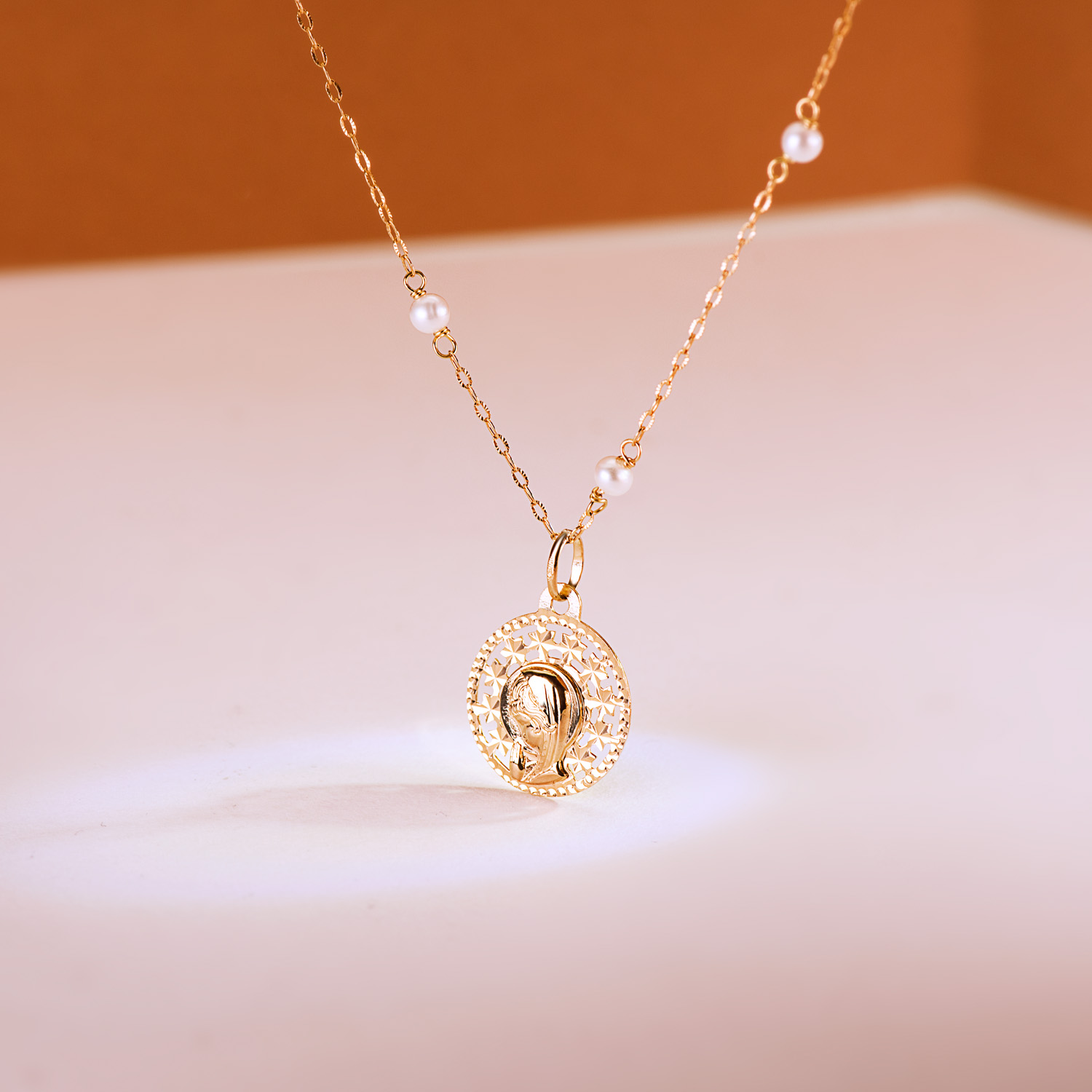 18K MEDALLA VIRGEN NIÑA CALADA 16MM - Imagen 2