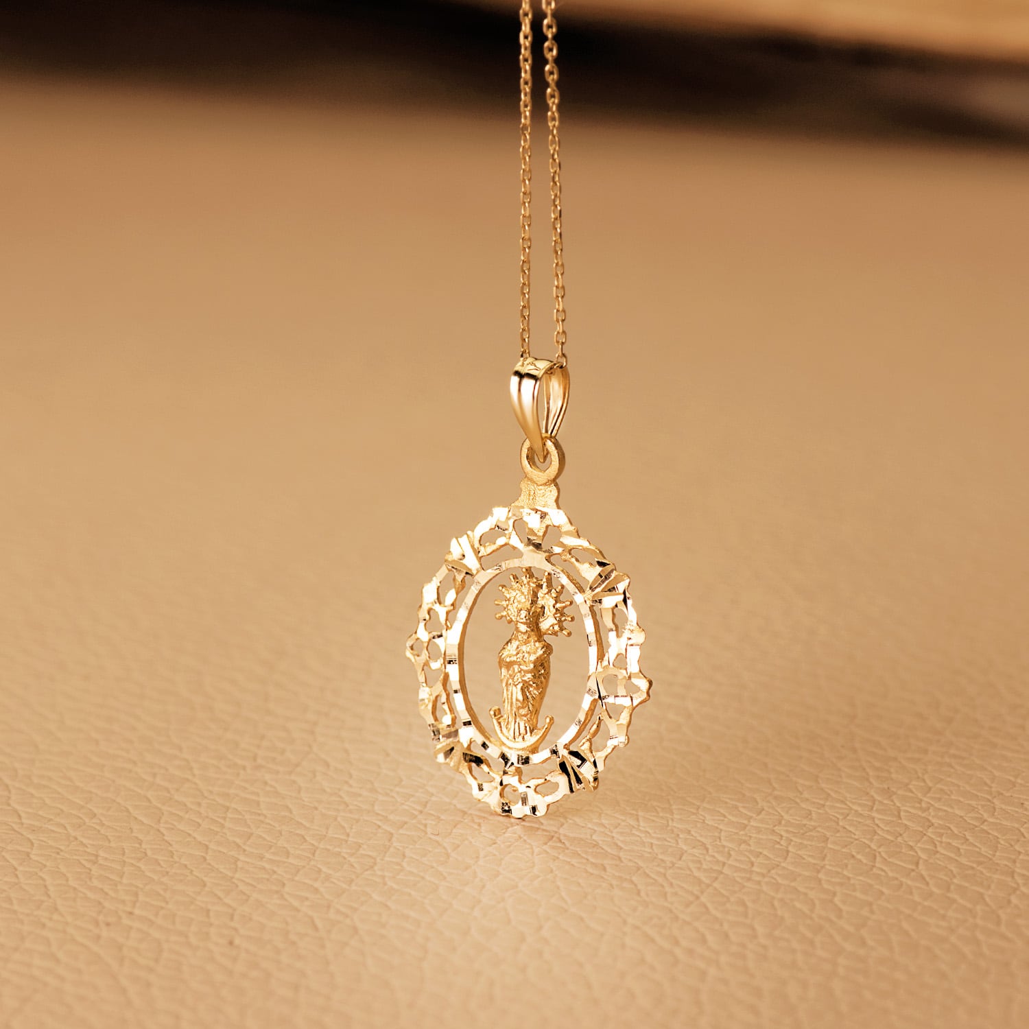 18K MEDALLA VIRGEN DE LA ALMUDENA ORLA 27X20 MM - Imagen 2
